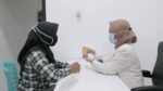 Gambar Apoteker Sedang Menerangkan Obat