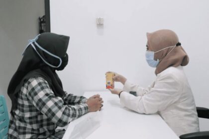 Gambar Apoteker Sedang Menerangkan Obat