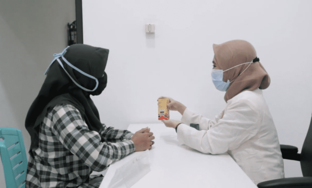 Gambar Apoteker Sedang Menerangkan Obat