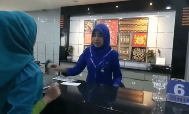 Gambar Pegawai Bank Bri Sedang Bekerja