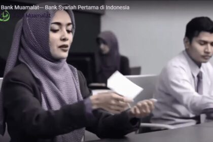 Gambar Pegawai Bank Muamalat Sedang Bekerja