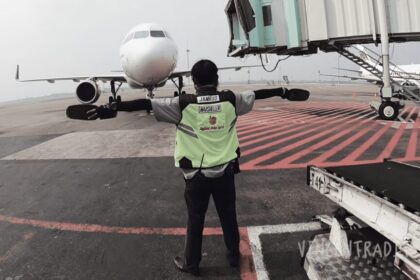 Gambar Tukang Parkir Pesawat Yang Sedang Bekerja Di Bandara