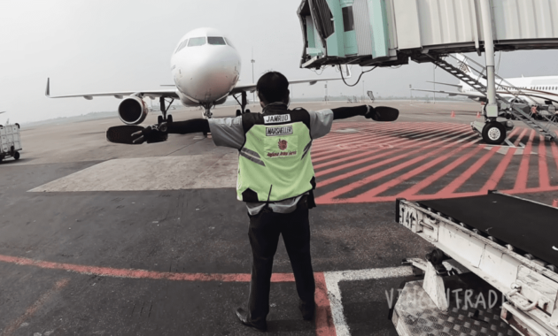 Gambar Tukang Parkir Pesawat Di Indonesia