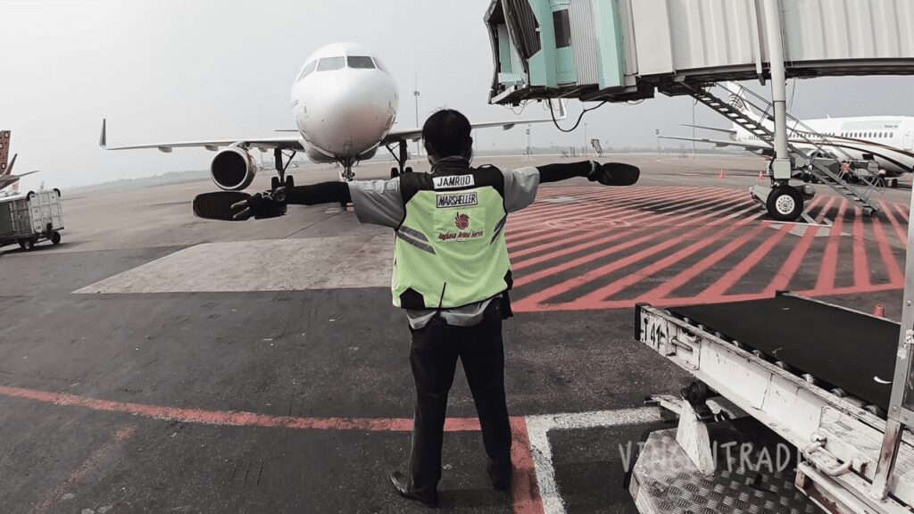 Gambar Tukang Parkir Pesawat Yang Sedang Bekerja Di Bandara