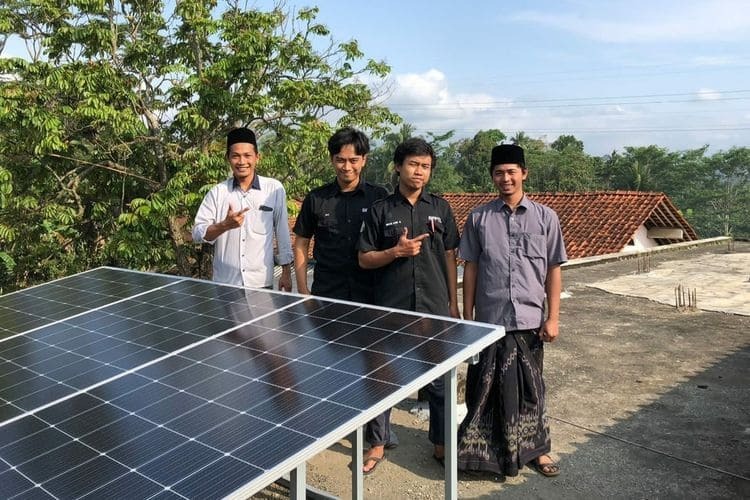 Pondok Pesantren Tanbihul Ghofilin Terapkan Plts Untuk Menghemat Biaya Listrik 1