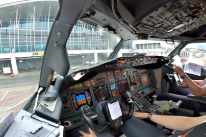 Amazing Cockpit View Boeing 737 900Er Landing Kendari 0 10 Screenshot