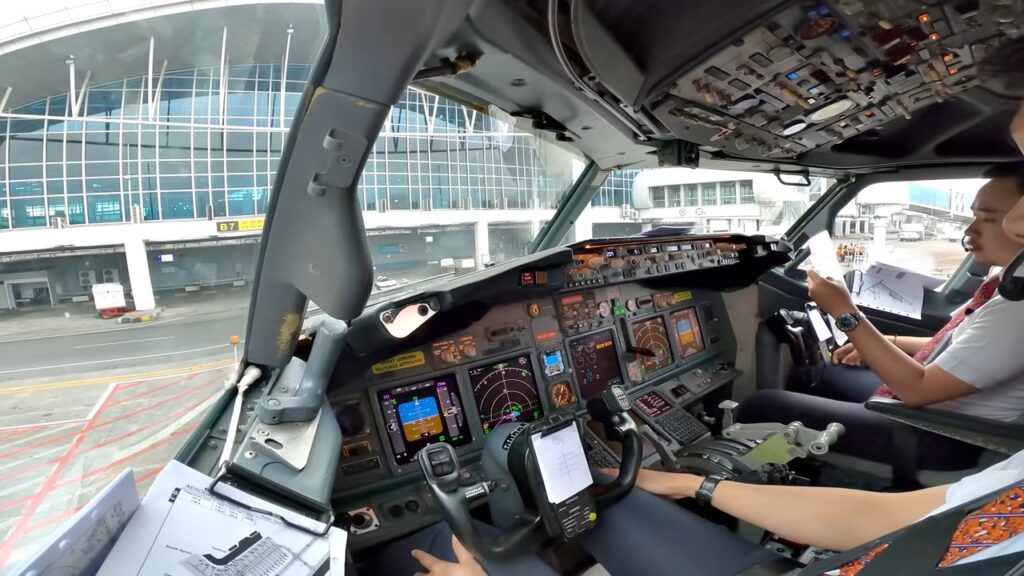Amazing Cockpit View Boeing 737 900Er Landing Kendari 0 10 Screenshot