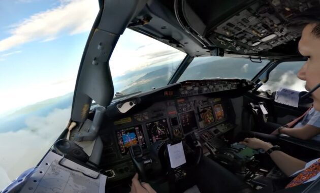 AMAZING COCKPIT VIEW BOEING 737 900ER LANDING KENDARI 13 6 screenshot